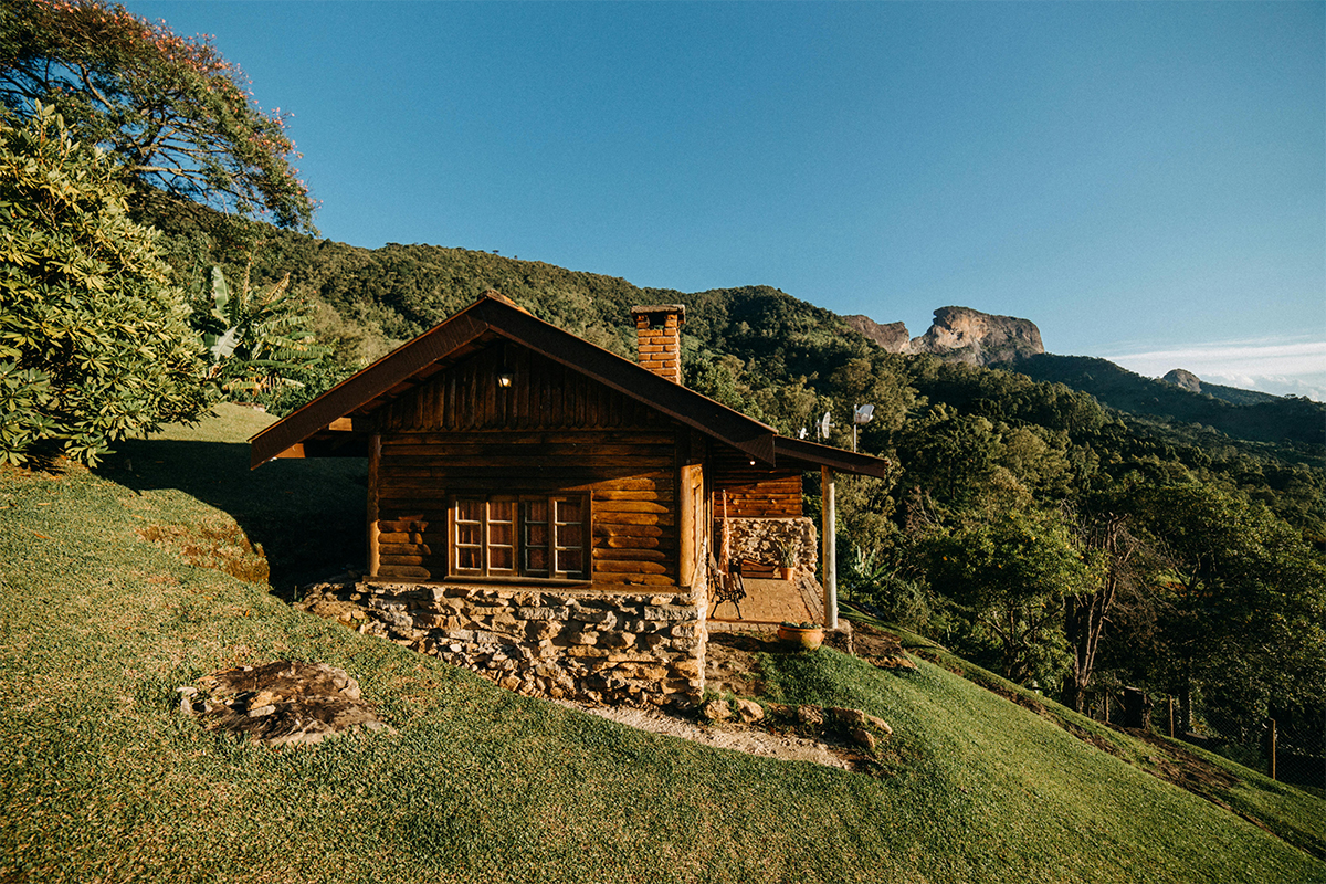 Pensiune montană cu vedere spre munți