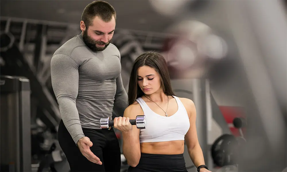 Antrenor fitness într-o sală modernă