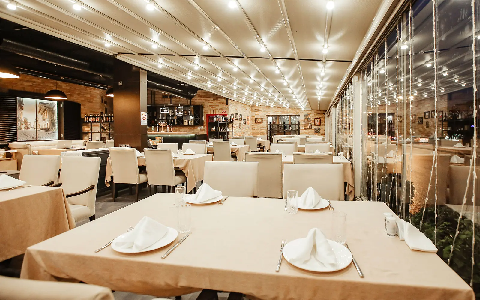 Preparat delicios servit într-un bistro modern