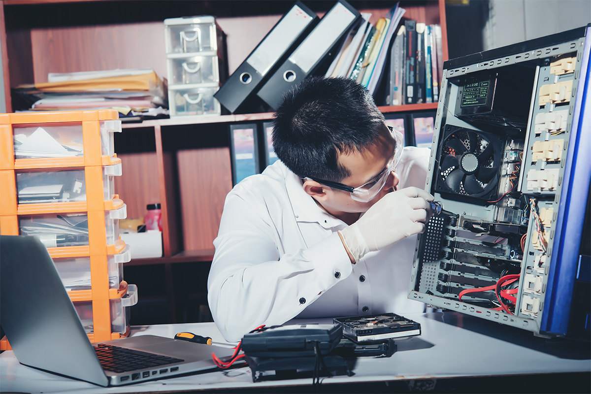 Tehnician IT reparând un laptop