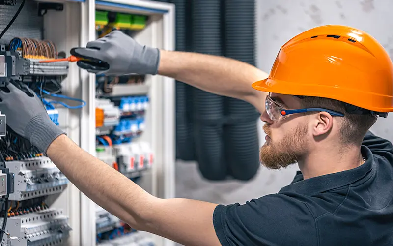 Electrician în lucru