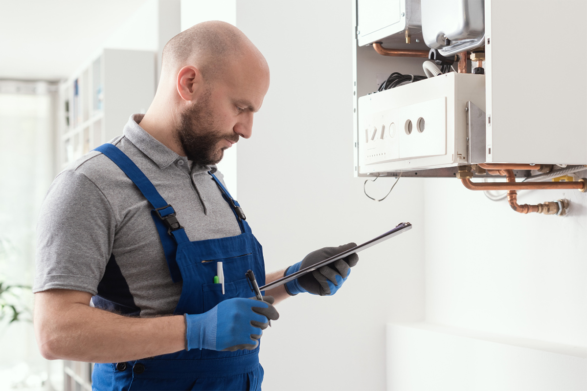 Specialist Thermo Fix verificând o centrală termică