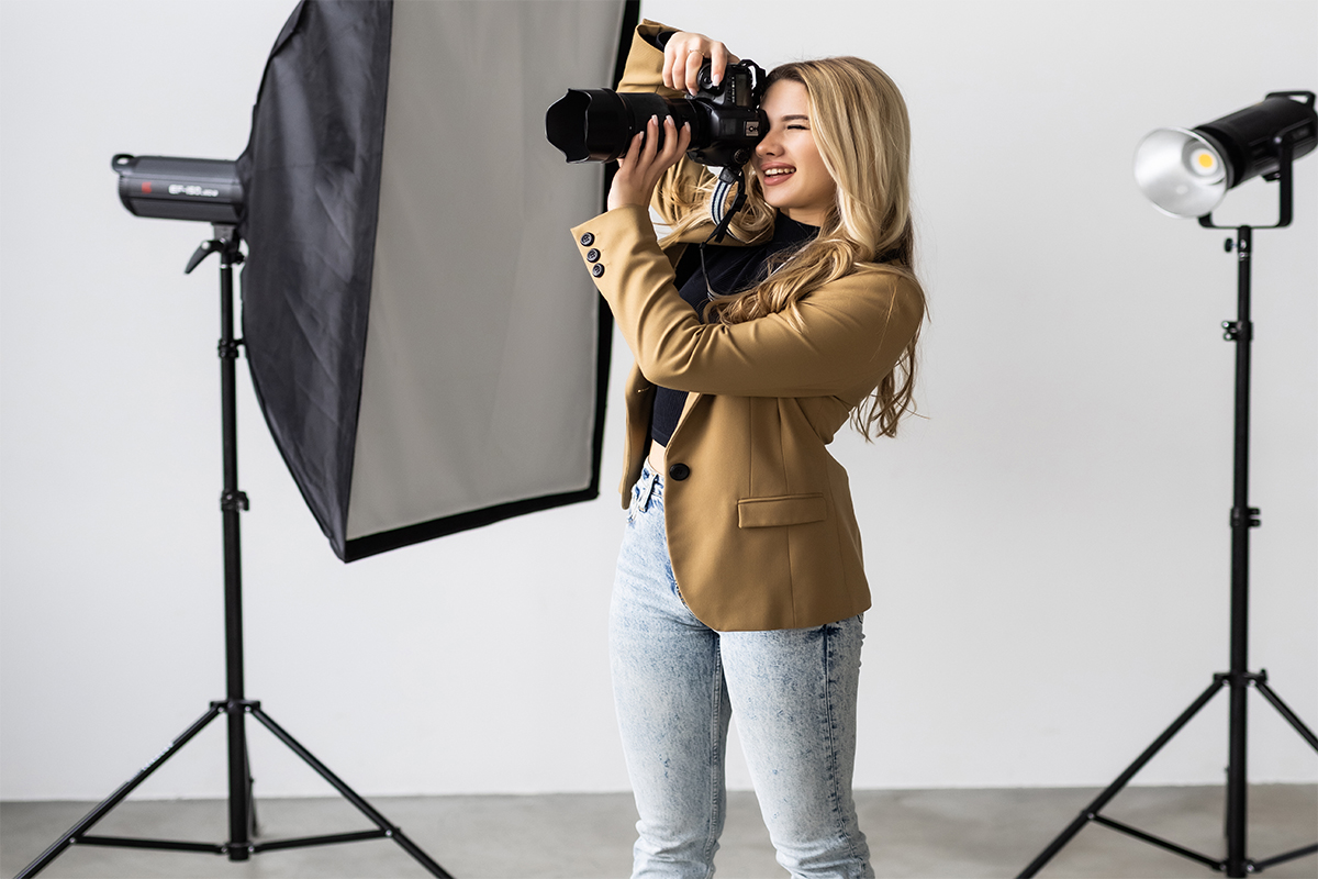 Fotograf profesionist într-un studio foto